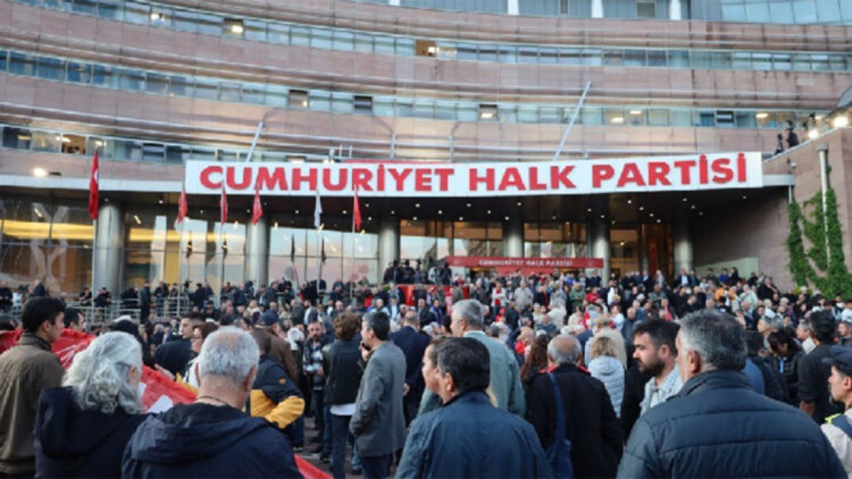 CHP Genel Merkezi'nde "Mutlak Butlan" Depremi Bina Önünde Arbede!