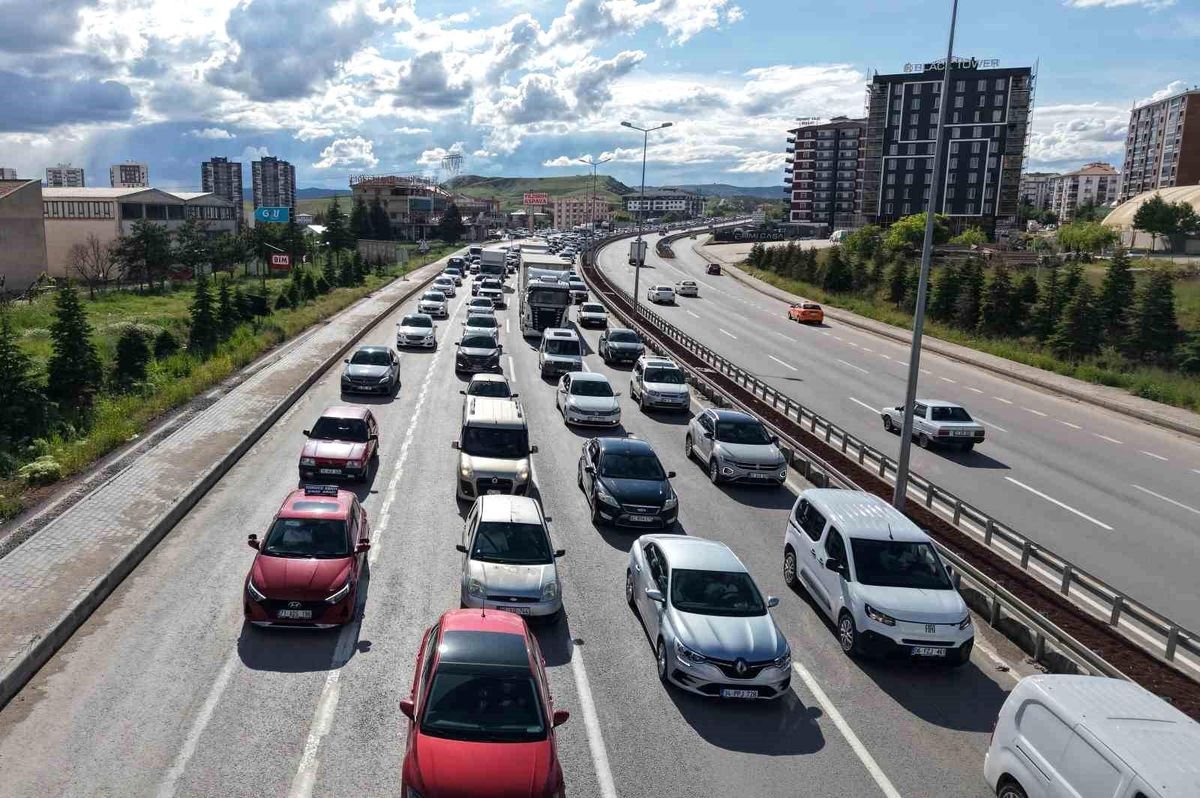 Bayram Yolculuğuna Çıkacaklar Dikkat: Trafikte "Kritik Saatler" ve Güvenli Sürüş İçin Altın Tavsiyeler!